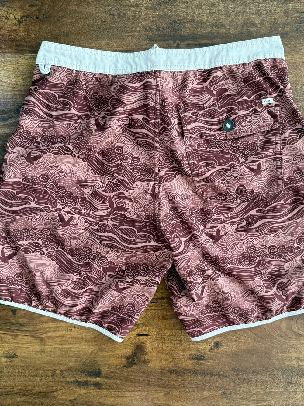 Vuori Red Wave Print Boardshorts Swim Trunks Surf Coastal Beachcore sz 32 - Picture 2 of 5